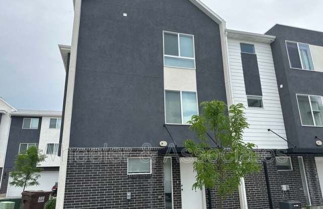 86 E Weekes Way