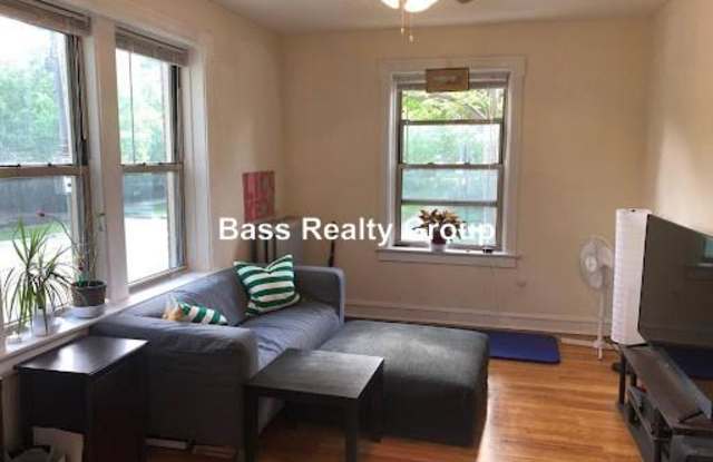 5945 North Greenview