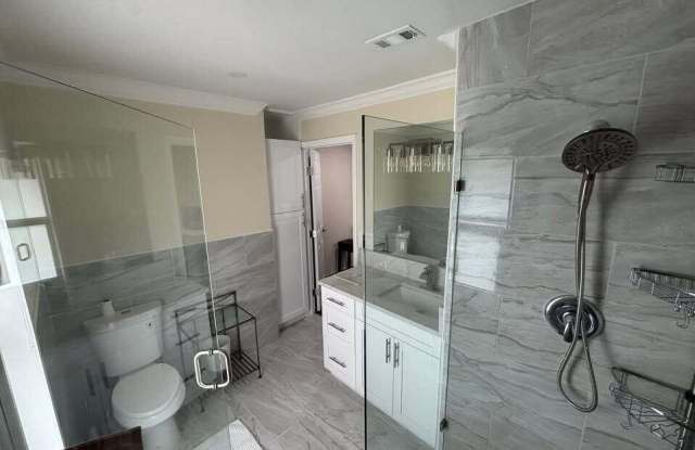 1257 SE Airoso Boulevard