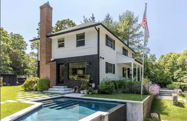 461 Old Stone Hwy