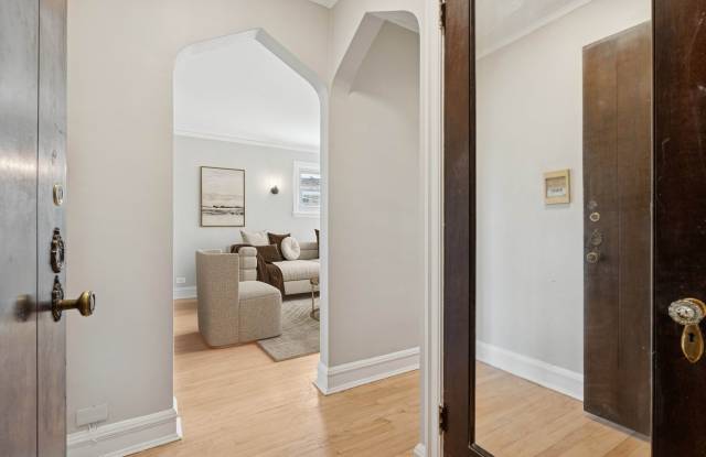 5953 N Greenview Avenue