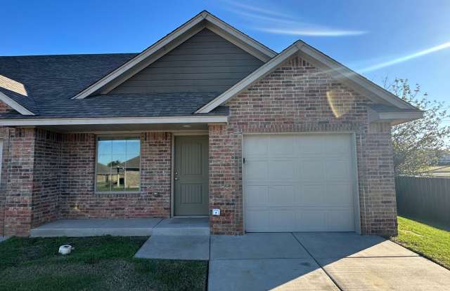 2 Bedroom Duplex In Gated Del City!!!