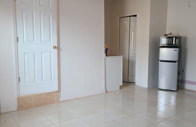 ROOM WITH PRIVATE ENTRANCE AND BATHROOM IN DELTONA UTILITIES INCLUDED