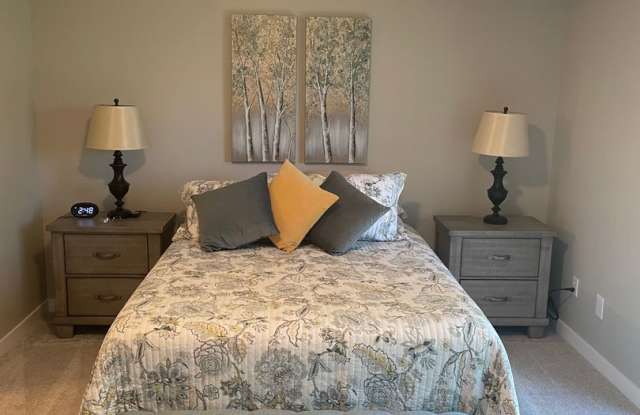 Beautiful fully furnished townhouse on the Eagle Hills golf course!!!