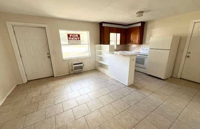 1BR/1BA Zephyrhills Duplex NO APPLICATION FEE!