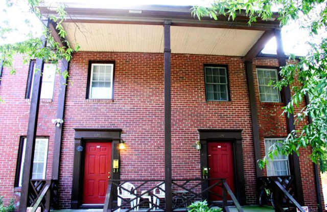 Spacious Townhouse Near Duke and Broad St / Fenced Yd