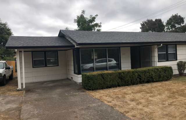 Photo of 2 bedroom 1 bathroom duplex in Eugene!