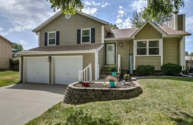 Picture-Perfect Home in the Heart of Lee's Summit!