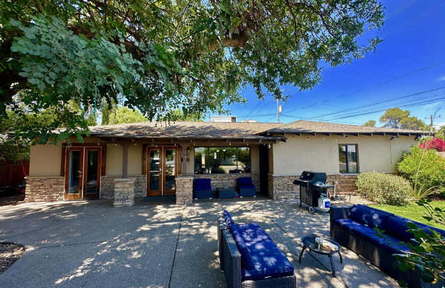 946 E DENTON Lane