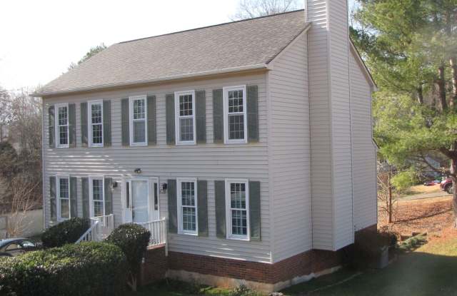 Well-kept 3 bedroom 2 1/2 bath home in the heart of Clemmons