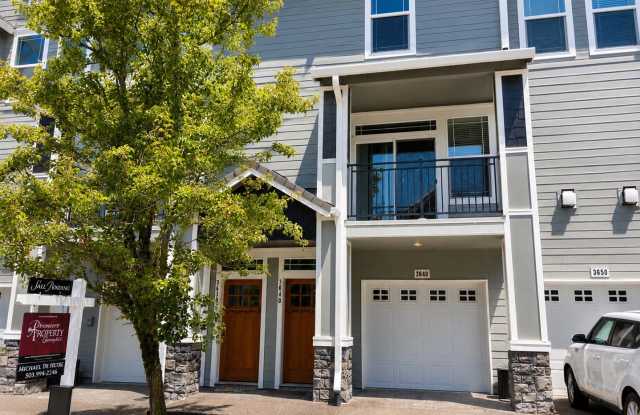 Beautiful Summerlinn Estates Three Level Condo with A/C, Gated Community!