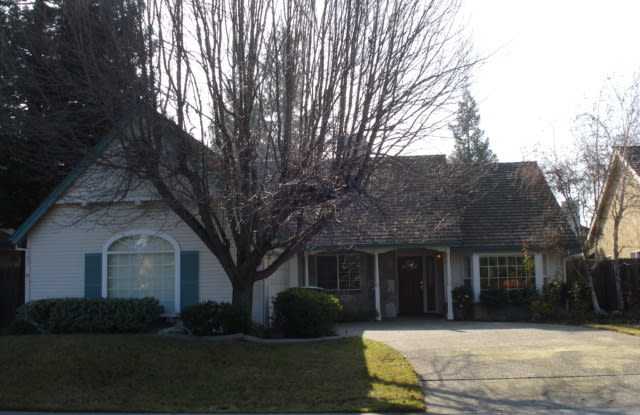 SINGLE STORY 3 BEDROOM, 2 BATH, & 2 CAR IN ROSEVILLE!