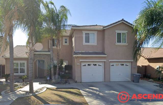 Beautiful 5 Bedroom Home with Fireplace & Garage in Delano
