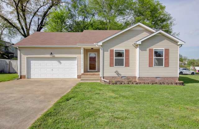 Ranch home on fenced lot-new flooring and paint - 3215 North Senseney Circle, Clarksville, TN 37042