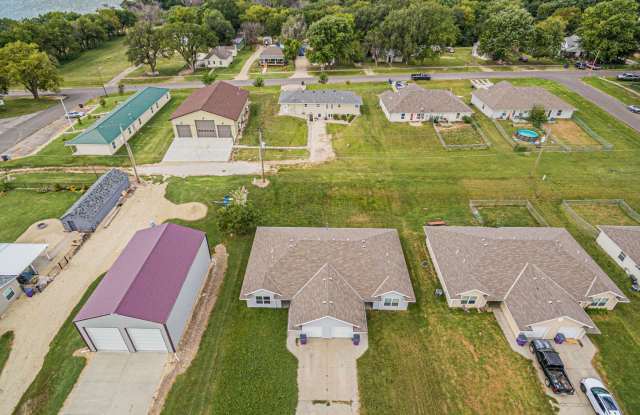 3 Bedroom, 2 Bathroom townhome in Milford KS! - 319 Smith Street, Milford, KS 66514