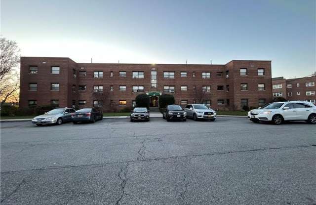 Photo of 25 Shady Glen Court unit: 1H