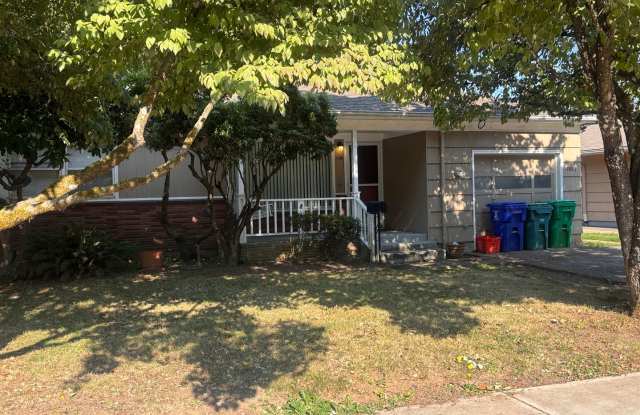 Don't Miss This Charming Milwaukie Home with an Oversized Backyard!