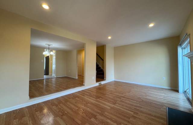 Beautiful 3 Bed 3 Bath Brick Townhome In Springfield Square