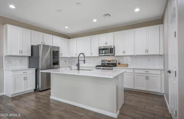 11049 W HADLEY Street