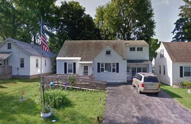 Photo of 4 Bedroom 1.5 bath house for rent
