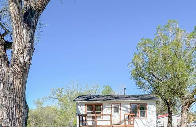 Photo of PET FRIENDLY 3 BED/ 2 BATH WITH GARAGE