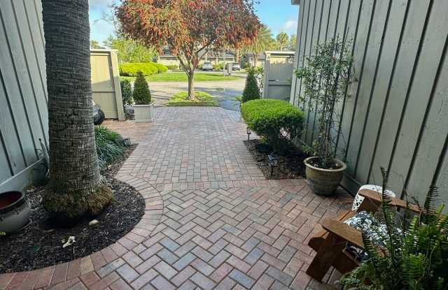 9897 Sawgrass Drive East