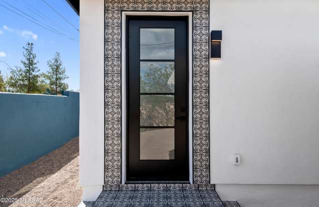 Photo of 1815 E Waverly Street unit: 2