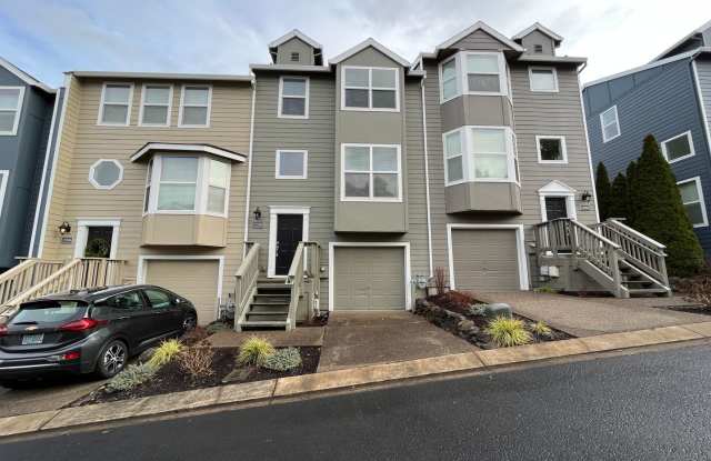 **$500 OFF FIRST FULL MONTH'S RENT** Charming Townhome with 3 Primary En-Suites, Stunning Mt. Hood Views  A/C!
