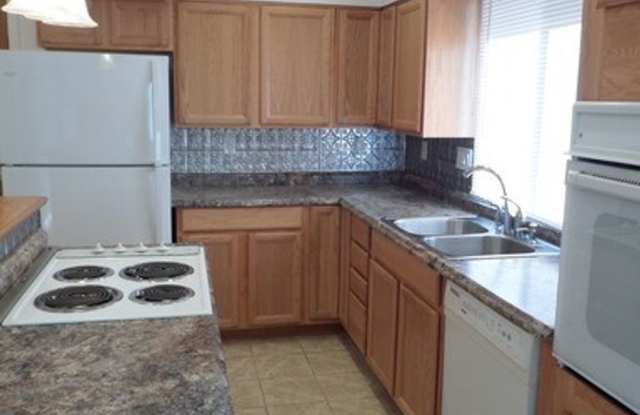 Super Cute & Charming 2-Bedroom Des Moines Home With Giant Fenced Yard!!