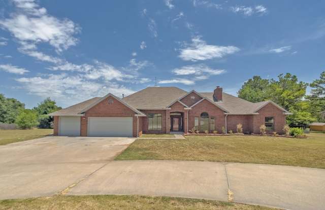 Large Private Oasis FOR RENT in Tuttle!