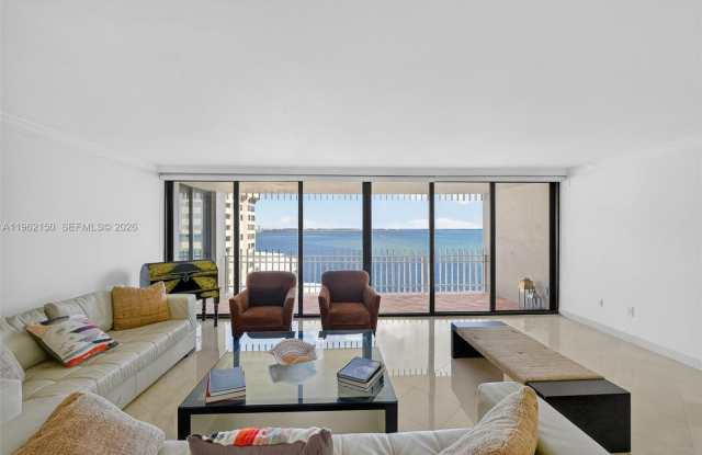2 Grove Isle Dr