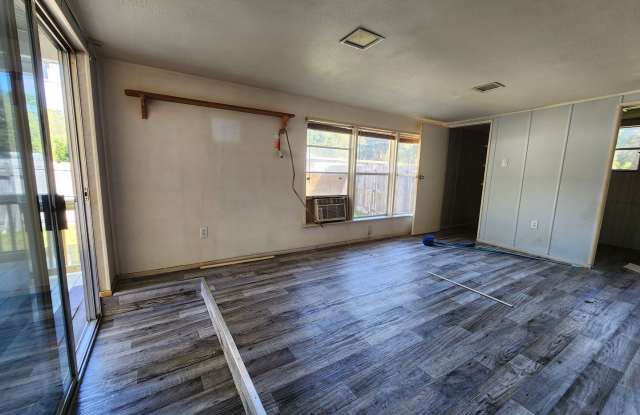 Discounted rent!.. 2 Bed 1 Bath Loaded with XTRA features!