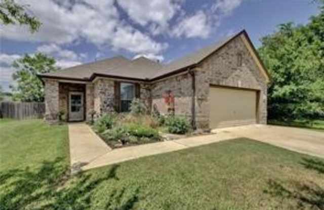 916  Hyde Park DR