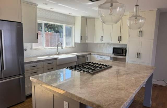 Great Three Bedroom One and 1/2 bath house in Seaside