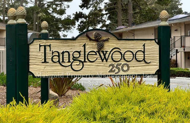 Tanglewood Condominium With Beautiful Bay Views, Fireplace, and Private Deck!!