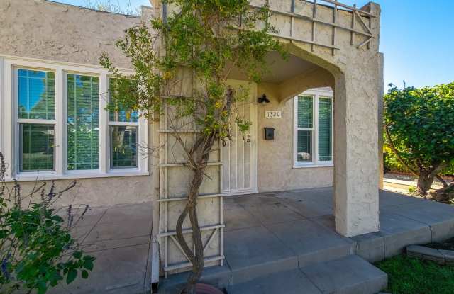 Charming 2BD/1BA Home with a beautiful large yard in Glendale!