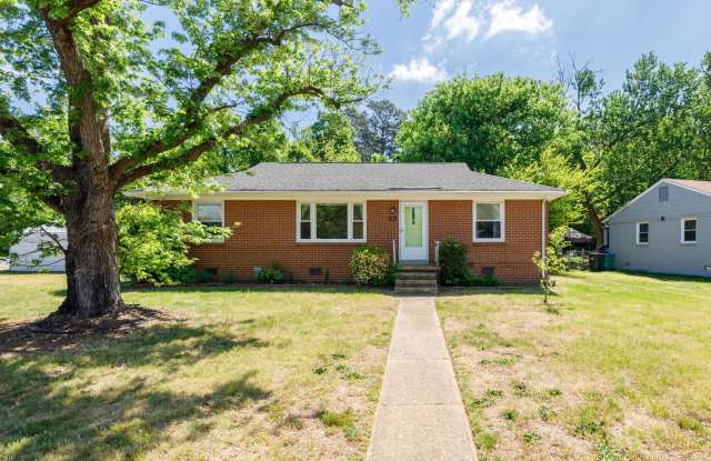Beautiful 2 Bedroom Corner Lot Property Near Forest Hill Ave ***Available May 2026***