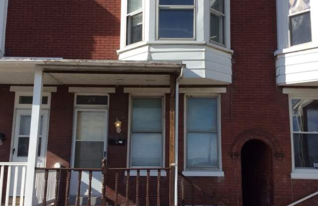 3 Bedroom 1.5 Bath House Near Central Market and Rev Stadium