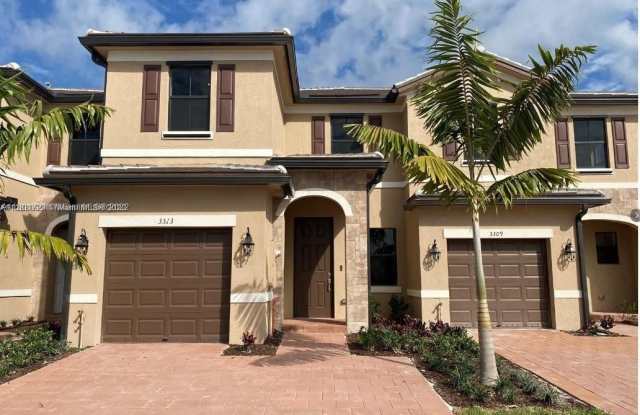 10821 W 33rd Way - 10821 West 33rd Way, Hialeah, FL 33018