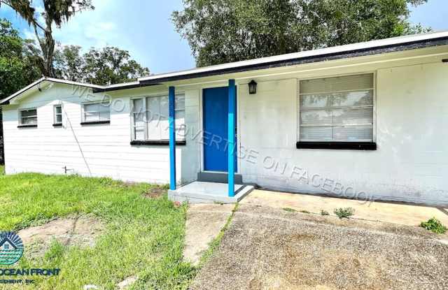 Gorgeous 3 bedroom / 1.5 bathroom home ready for rent in Orange Park.