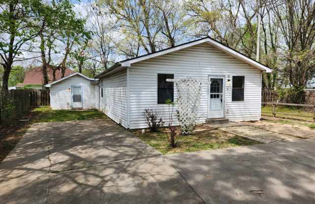 Spacious 1-Bedroom, 1-Bathroom Duplex AVAILABLE NOW!! - 1433 North Brown Avenue, Springfield, MO 65802