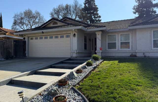 Inviting 3 bedroom/2 bathroom home awaits you!!!