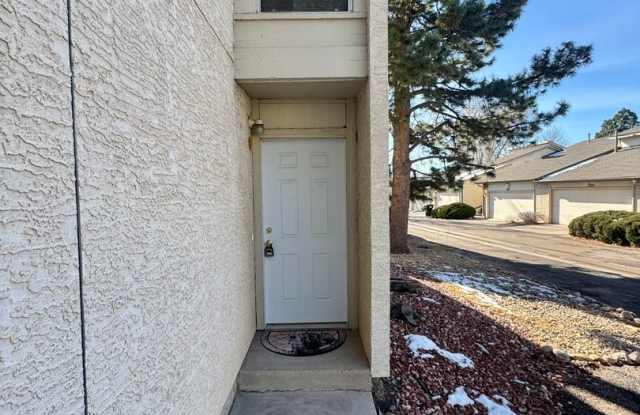 2 Bedroom Townhome with Pool and Fitness Center/Centrally Located!!