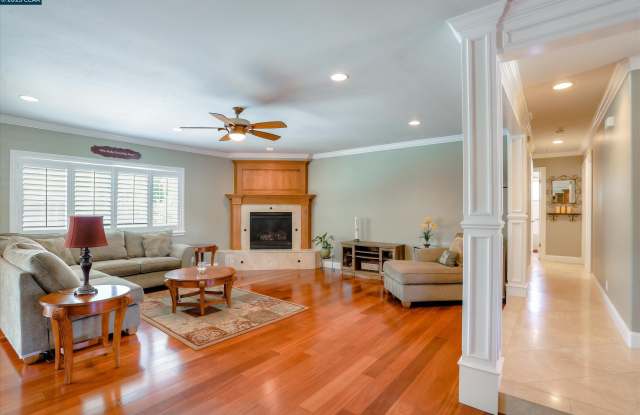 749 Santa Susanna Ct