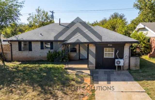 4 bedroom 1 bathroom home in Midwest City!