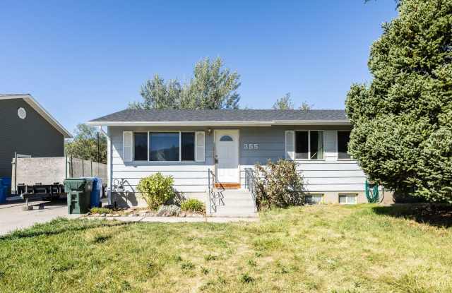 AWESOME 5 BED 2 BATH HOME IN POCATELLO WITH WASHER AND DRYER INCLUDED