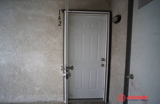 Cozy Apartment off Acres  White Ln!