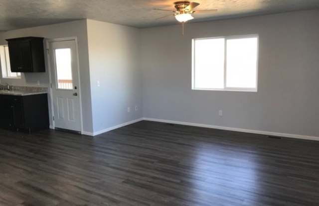 2 Bed/1 Bath Upstairs Apartment in Brandon, SD!!