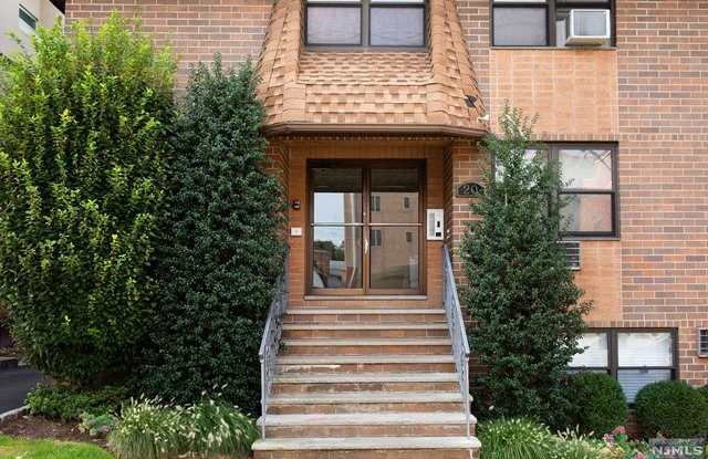 20 West Harriet Avenue