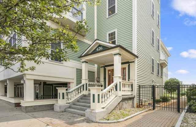 426 Main St # AU16032BK